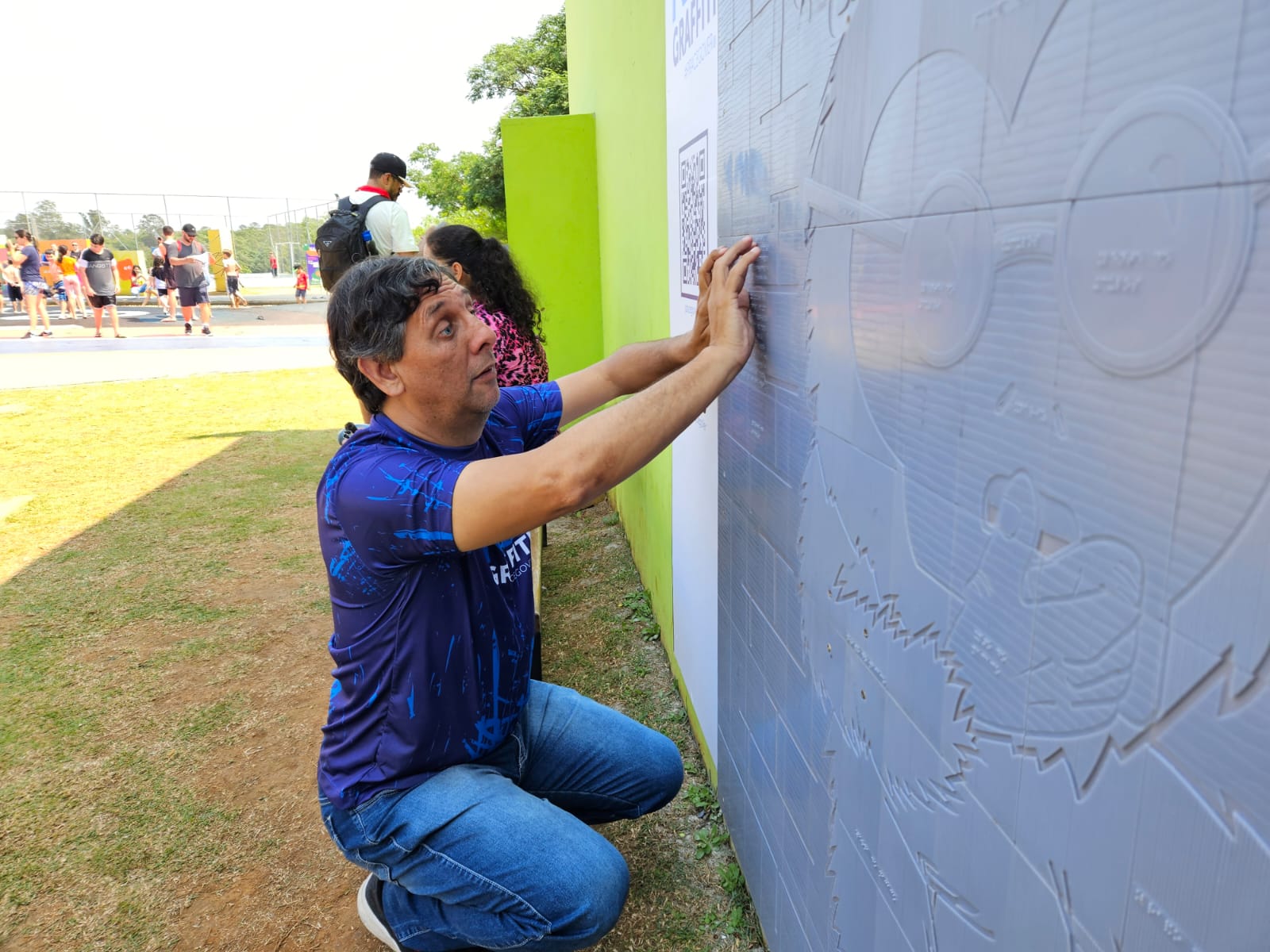 Mundo das Crianças ganha painel de grafite em Braille