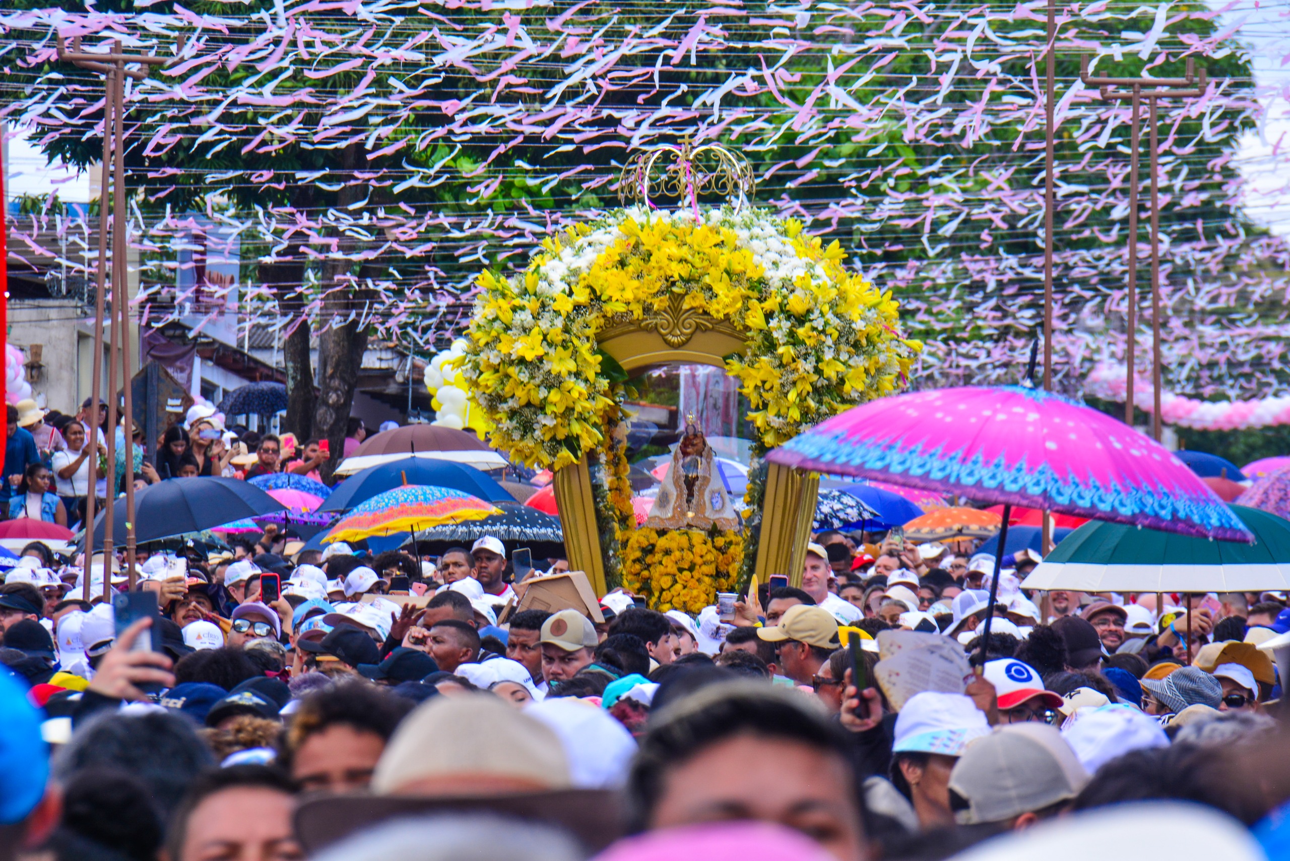 Emoção, lágrimas, fé e devoção reúne fiéis no Círio de Nazaré – Prefeitura Municipal de Macapá