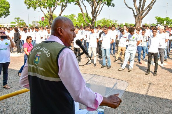 Prefeitura de Cuiab | Em cerimnia na Sorp, mais de 900 jovens participam de juramento Bandeira e recebem Certificados de Dispensa de Incorporao ao Exrcito Brasileiro