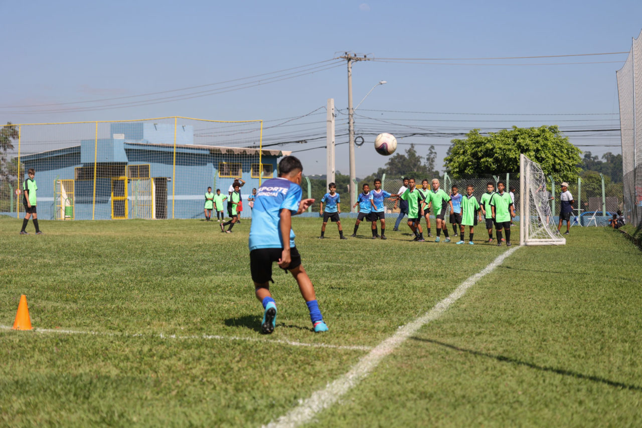 Festival de futebol no CECE José De Marchi reúne crianças e familiares