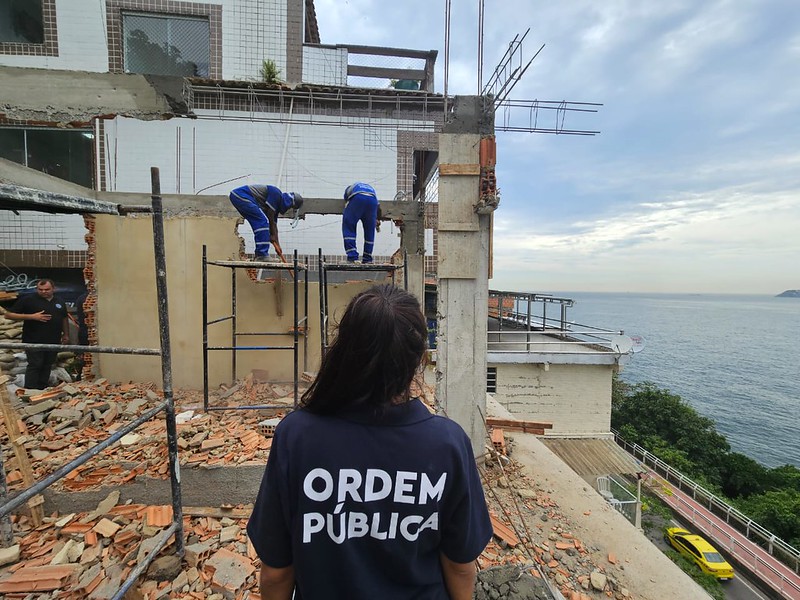 Prefeitura do Rio realiza mais uma demolição de construção irregular no Vidigal - Prefeitura da Cidade do Rio de Janeiro