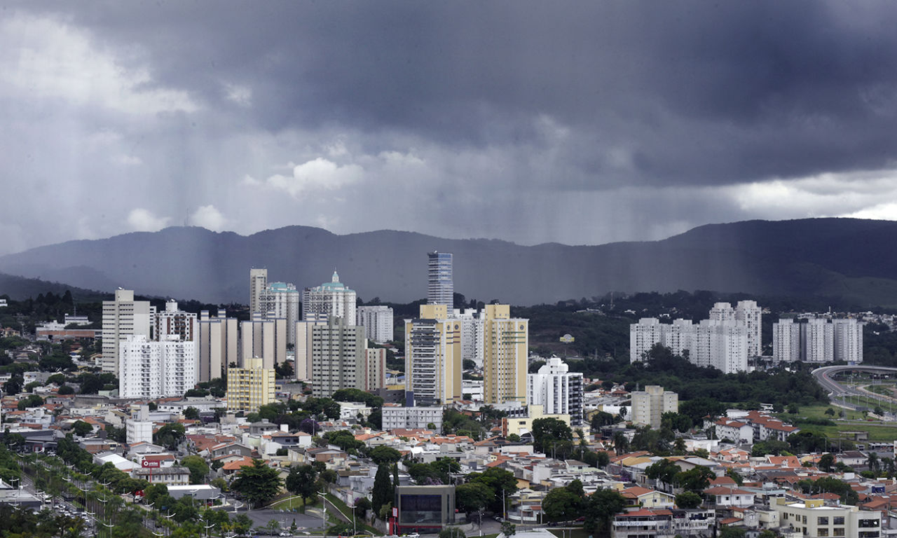 Equipes da Prefeitura atuam no atendimento às ocorrências causadas pela chuva forte